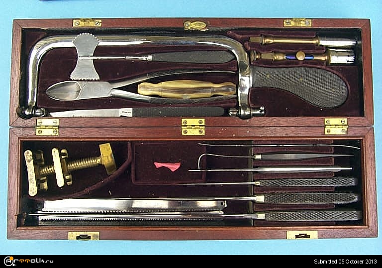 Аппарат для пыток. Хирургические инструменты 19 век. Медицинские хирургические инструменты 19 века. Старинный набор хирургических инструментов. Набор инструментов старинный.